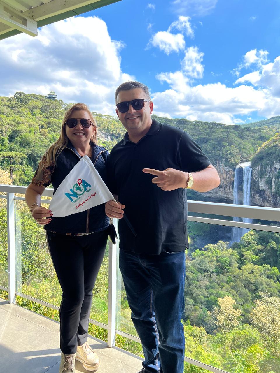 Casal em cachoeira